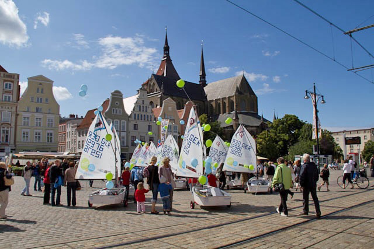 Segelboote auf dem Neuen Markt