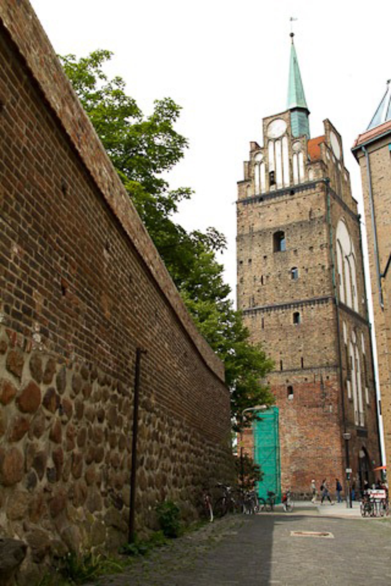 Die Stelen sollen die historische Stadtmauer mit dem Stadttor verbinden