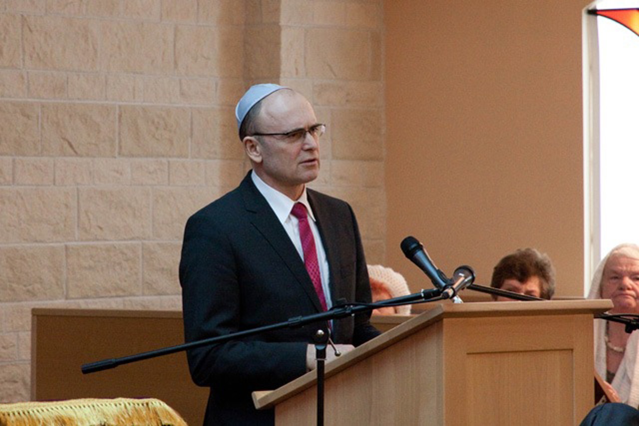 Ministerpräsident Erwin Sellering beim Wiedereinzug der Thorarolle in die Rostocker Synagoge