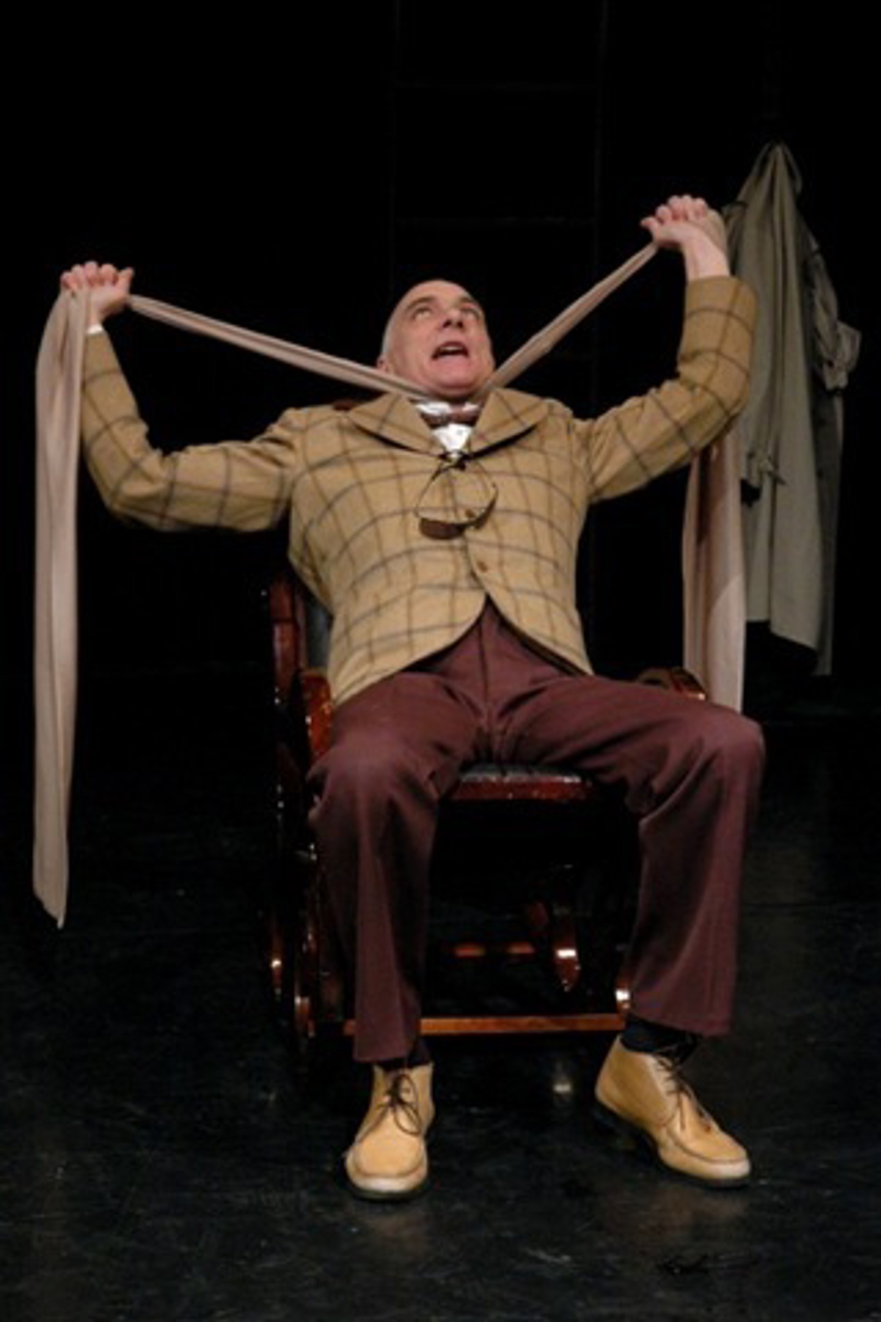 Dirk Donat als gefangene Wespe in „Die Wanze“
