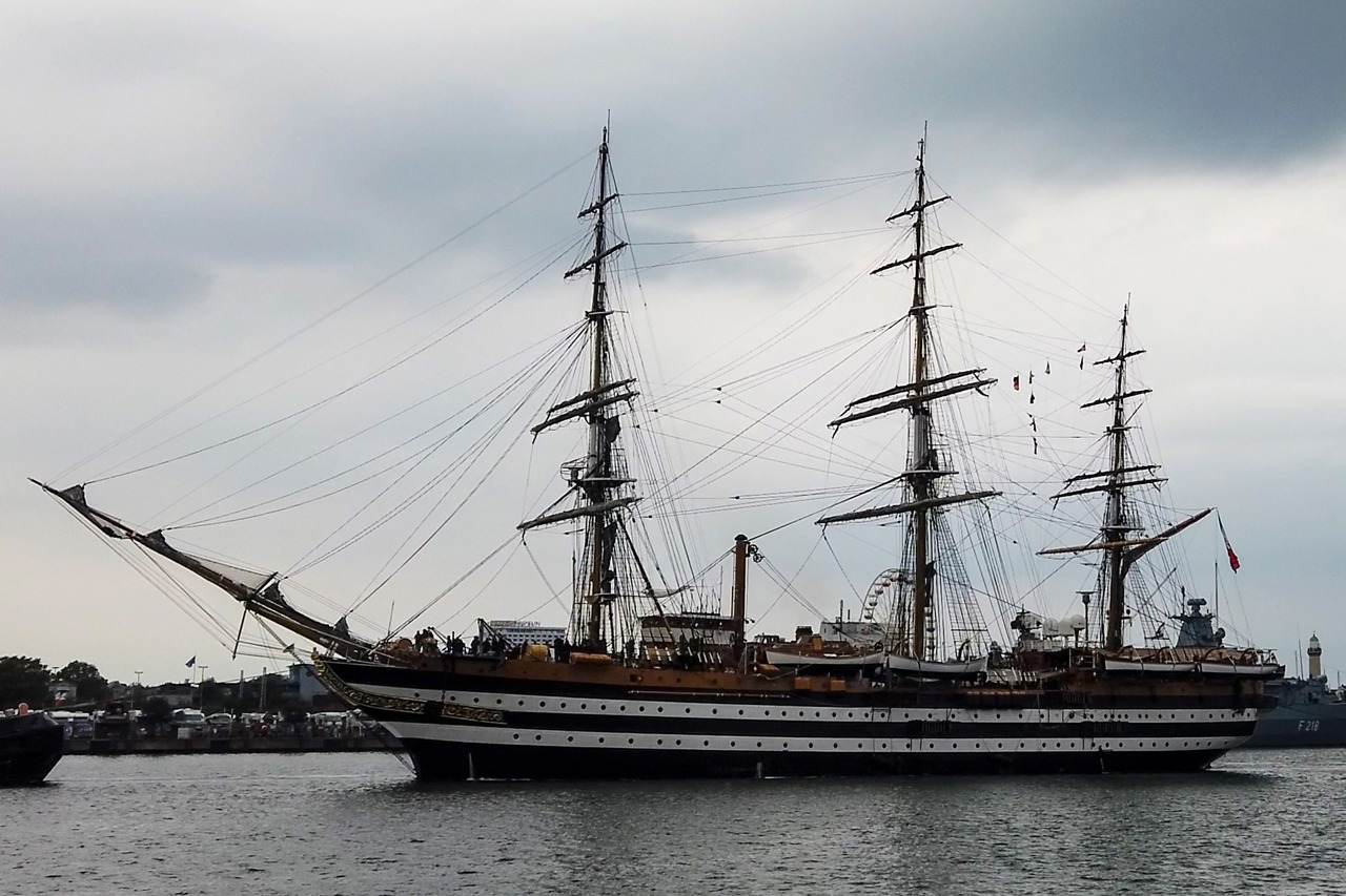 Das Segelschulschiff „Amerigo Vespucci“ läuft zur Hanse Sail 2019 in Rostock-Warnemünde ein