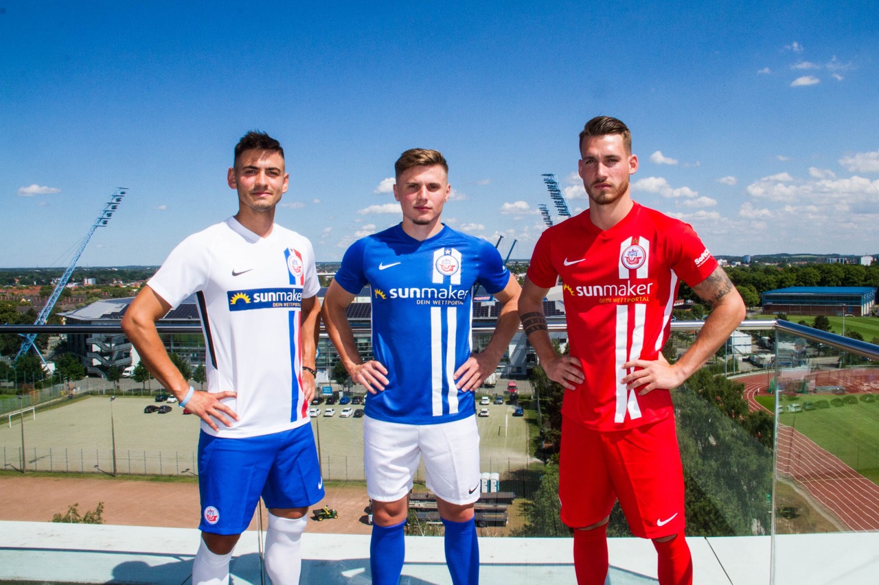 Nico Rieble, Erik Engelhardt und Jonas Hildebrandt präsentieren die Hansa Trikots 2019/2020