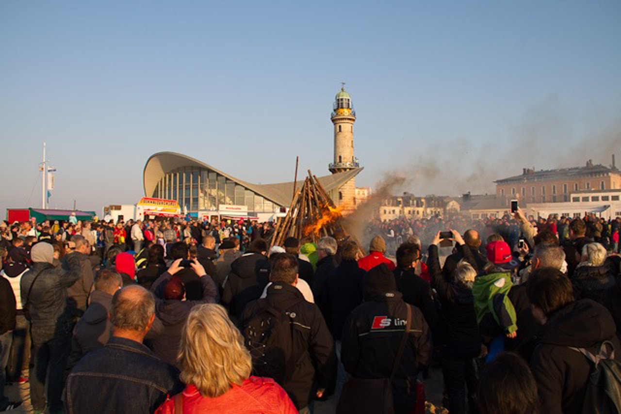 Hunderte Schaulustige versammelten sich ums Osterfeuer am Warnemünder Strand.
