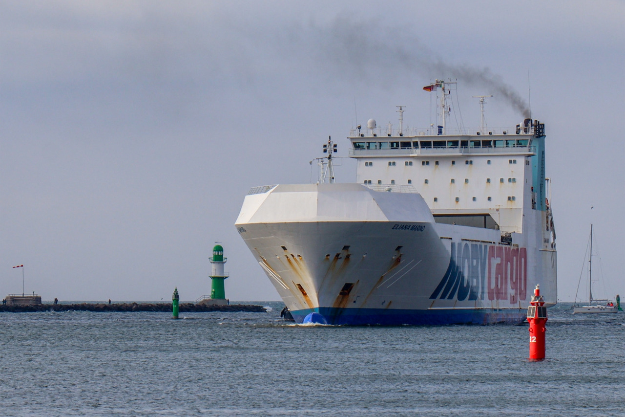 Fähre „Eliana Marino“ beim ersten Einlaufen in Rostock-Warnemünde