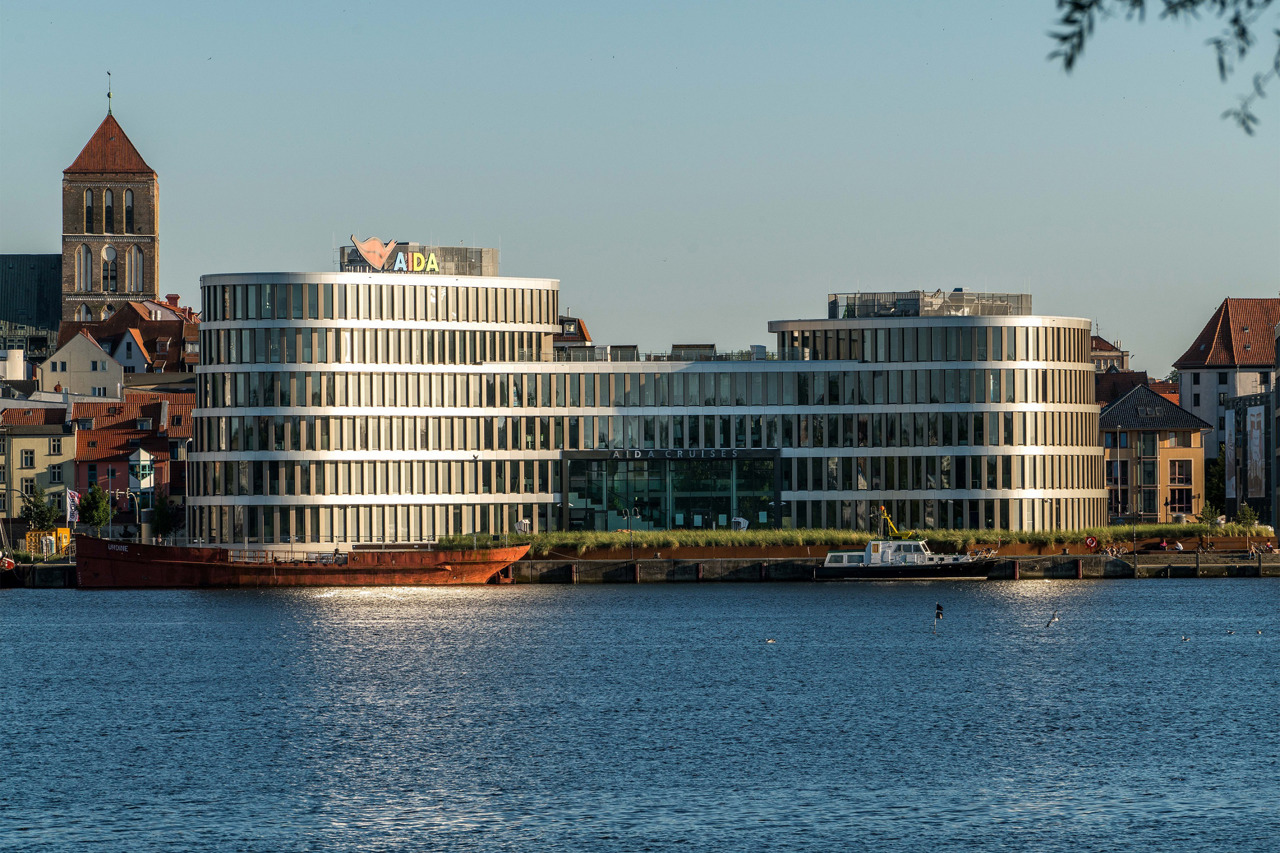Aida-Logo auf dem Aida Home - Blick vom Warnow-Ufer aus (Foto: Alexander Rudolph)