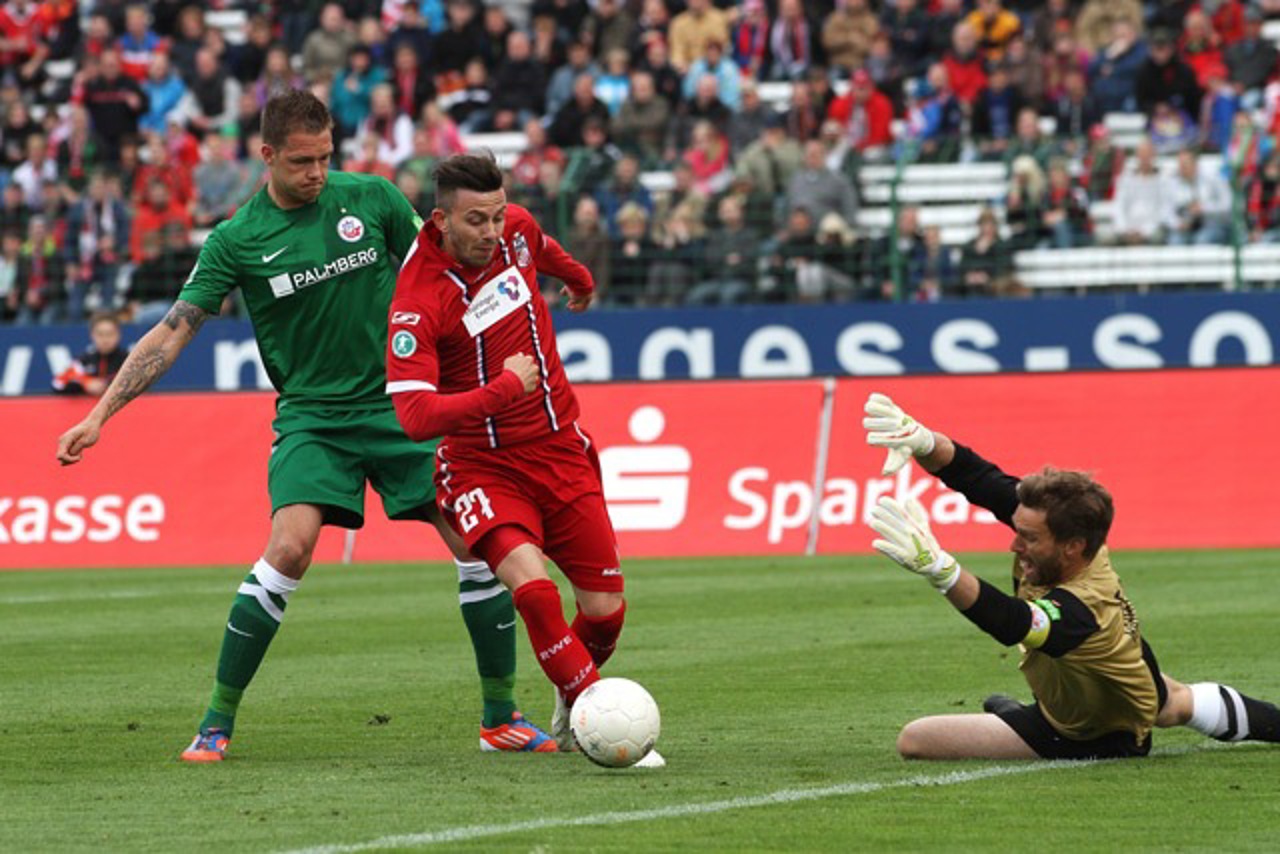 Nach einem Mißverständniss zwischen Steven Ruprecht und Jörg Hahnel (Hansa Rostock) gleicht Carsten Kammlott (Rot-Weiß Erfurt) zum 1:1 aus