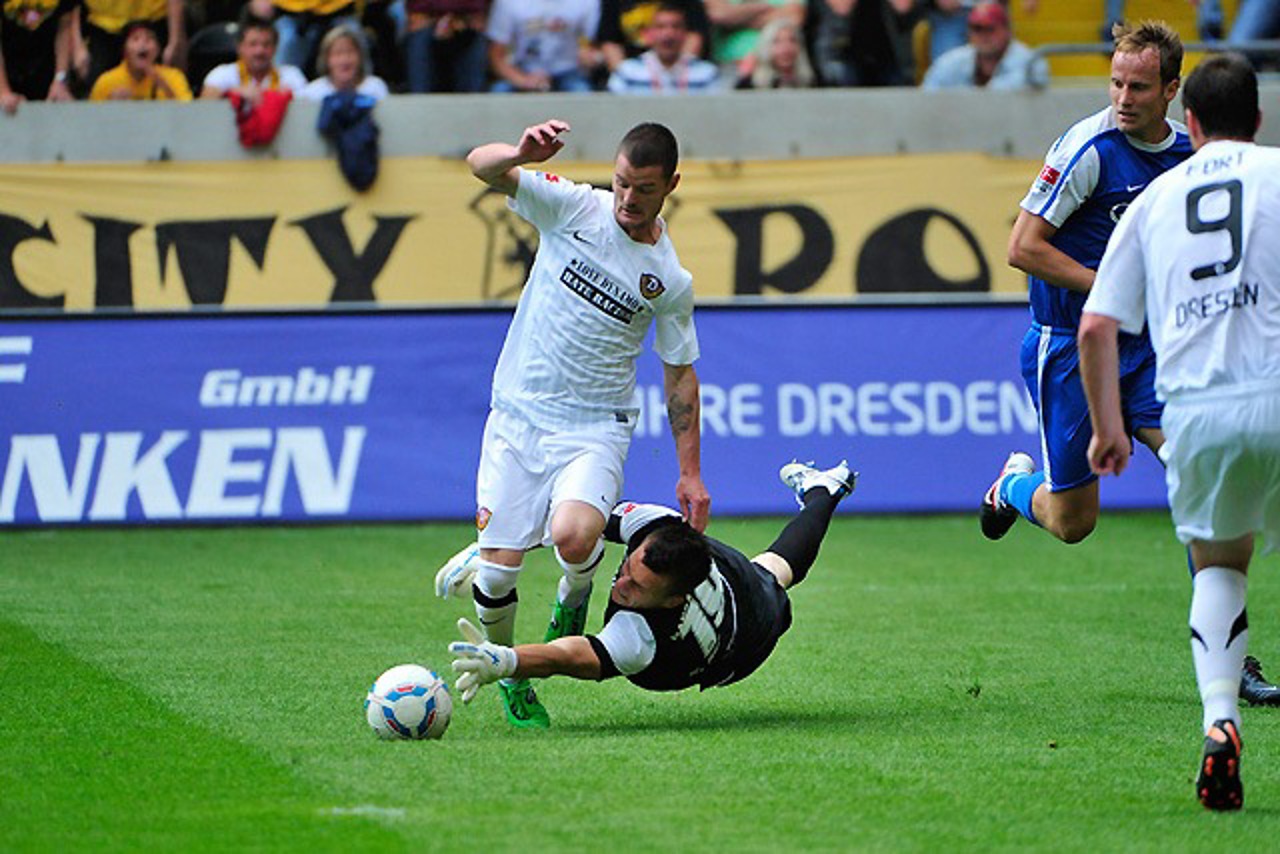 Marcel Heller (Dynamo Dresden) umspielt Hansa-Torwart Kevin Müller, kann jedoch nicht verwandeln