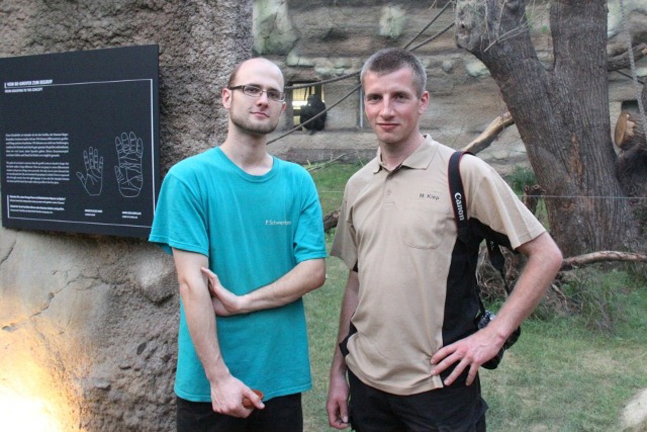 Tierpfleger Philip Schwerdtfeger und Manuel Kiep