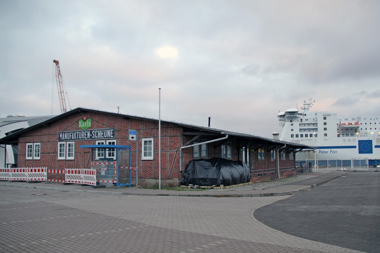Die Kreuzschifffahrt in Warnemünde braucht mehr Platz für die Logisitik - der Zwiebelschuppen auf der Mittelmole muss weichen