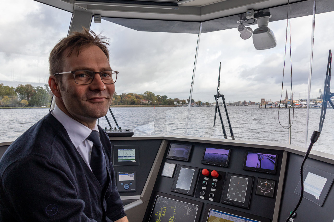 Martin Schwittay am Steuer der neuen Elektro-Solarfähre „Warnowstromer“