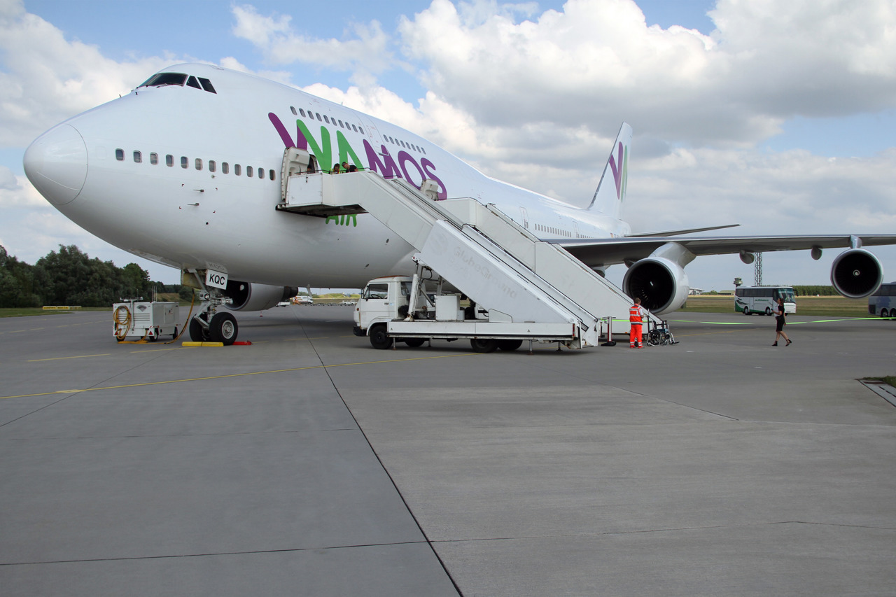 Jumbo-Jet Boeing 747 von Wamos Air am Flughafen Rostock-Laage