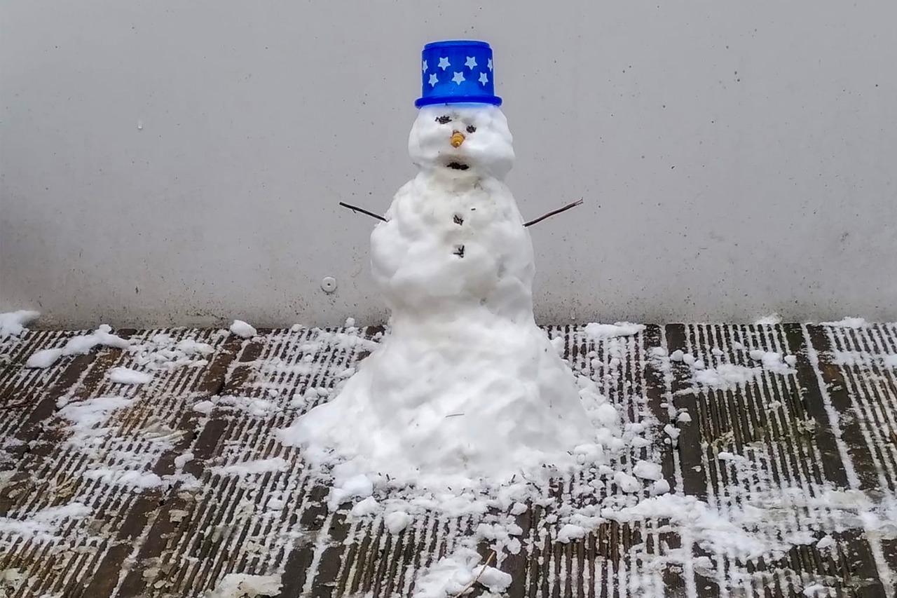 Verspäteter Wintereinbruch in Rostock: Für einen kleinen Schneemann hat es gereicht.