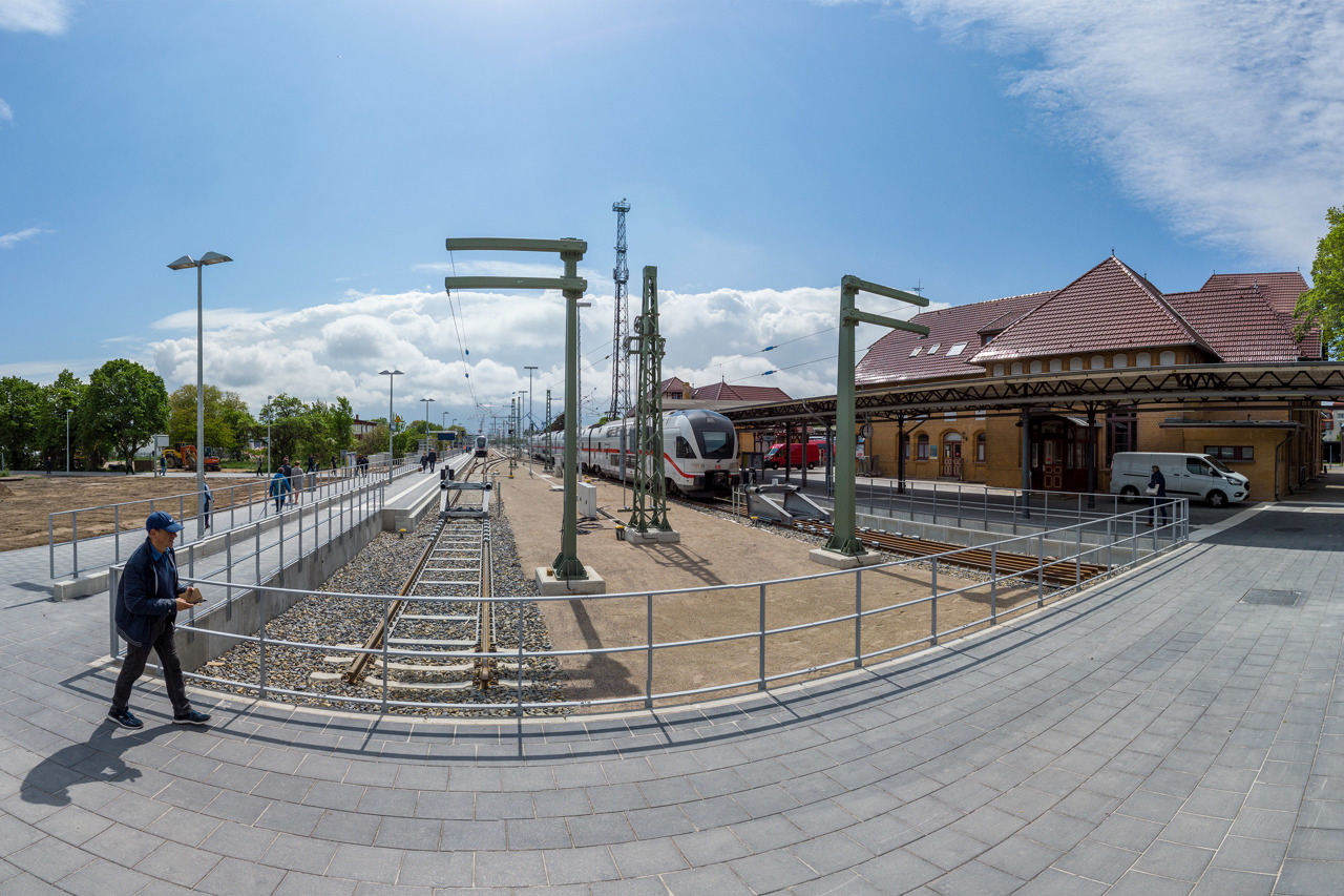 Nach dem Umbau geht es am Bahnhof Warnemünde barrierefrei um die Gleise statt durch den Tunnel