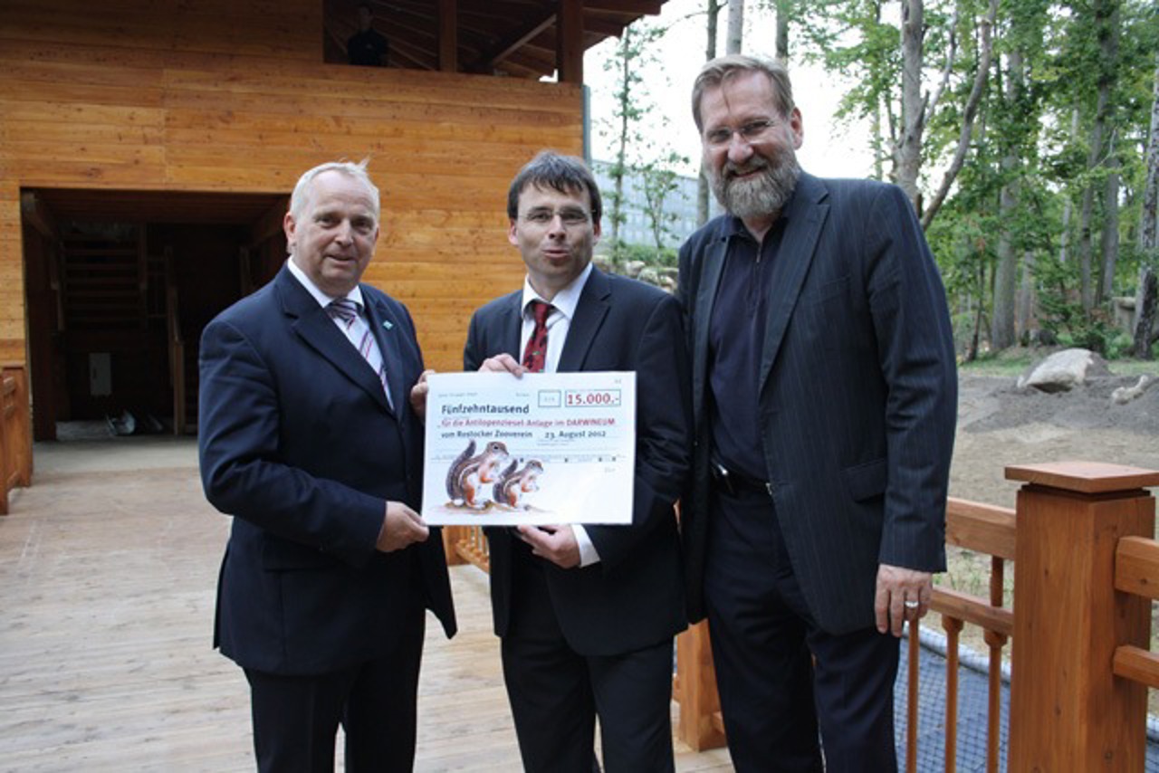 Der Rostocker Zooverein hat mit einer großzügigen Spende (15.000 Euro) den Aufbau der Koje 8 und die Anschaffung der kleinen quirligen Erdhörnchen unterstützt. Heute übergab der Vorsitzende Mirko Strätz (mi.) symbolisch einen Scheck an Zoochef Udo Nagel (re.). Landwirtschaftsminister Dr. Till Backhaus (li.) hat heute das DARWINEUM besichtigt.
