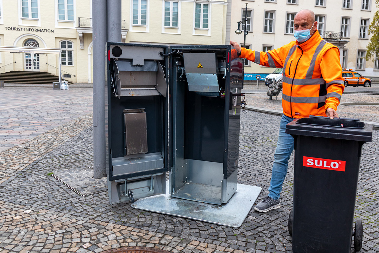 Solarpapierkorb: Oben die Presse, unten ein handelsüblicher 120-Liter-Behälter