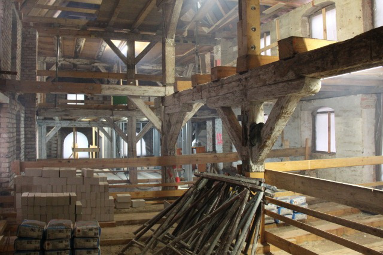 Hier entstehen 26 neue Wohnungen - noch sieht man aber vor allem viel Holz