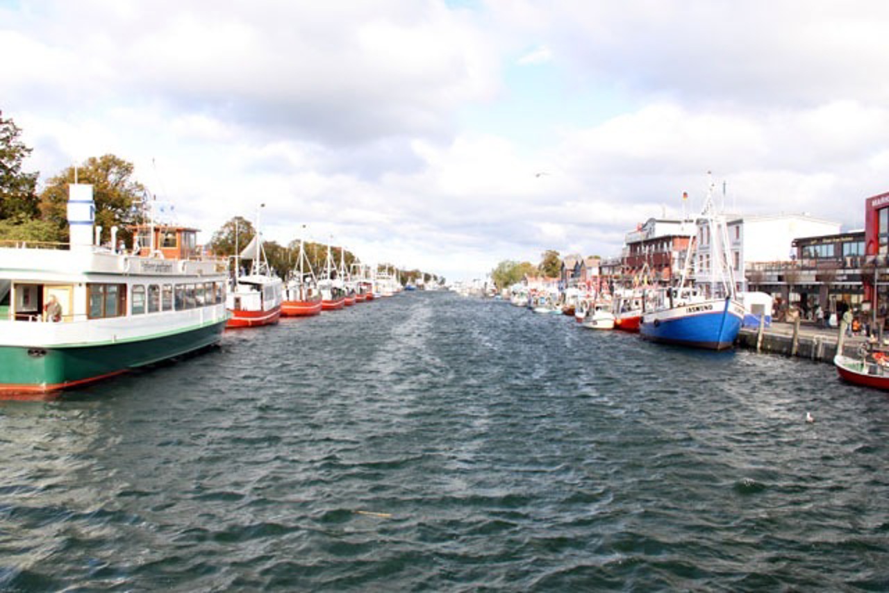 Alter Strom mit Blick von Holzbrücke in Warnemünde