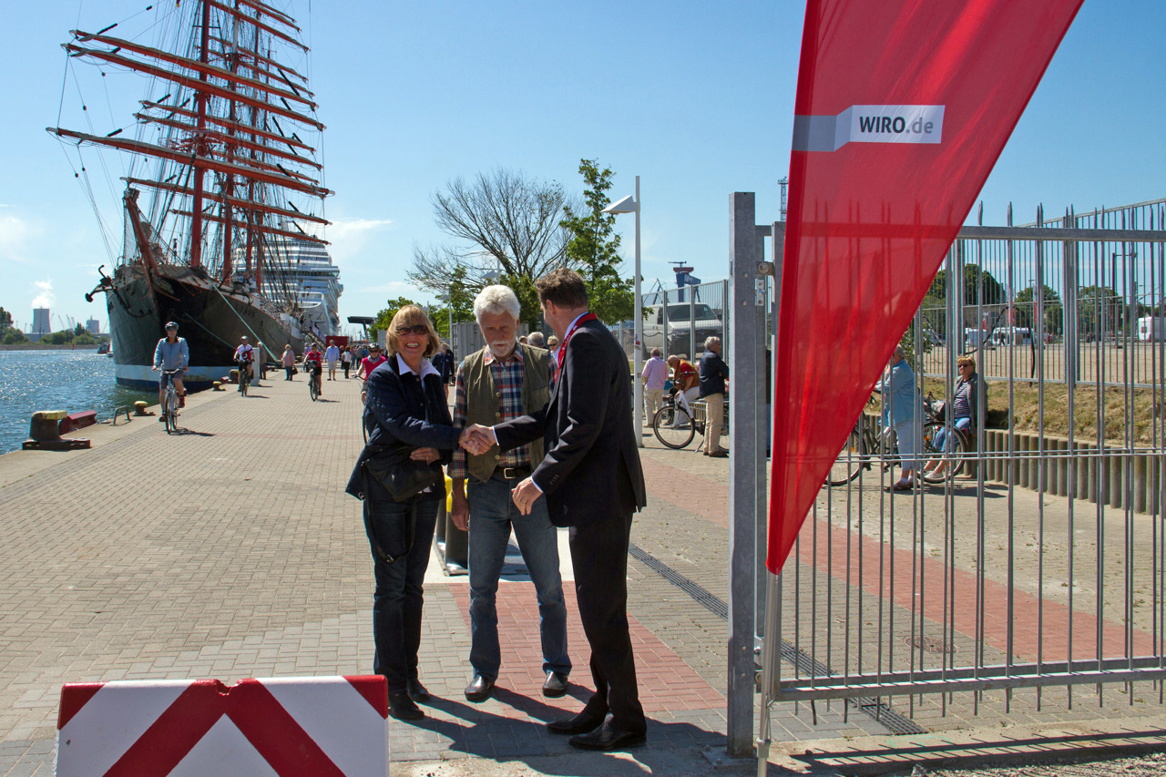 WIRO-Geschäftsführuer Ralf Zimlich begrüßt die ersten Promenierenden auf der Mittelmole.