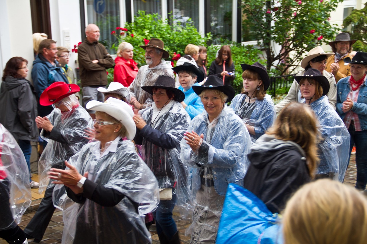 Liner Dancer im Regenoutfit