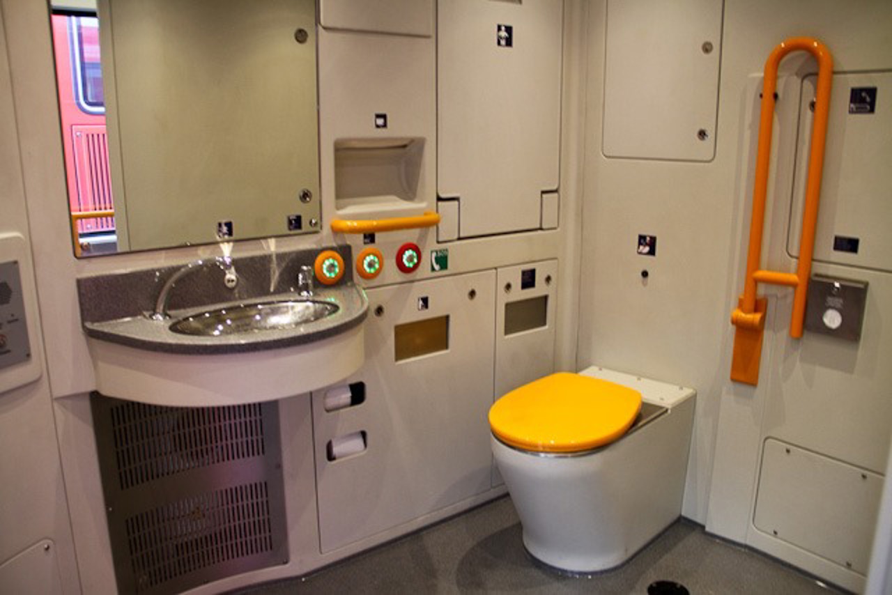 Toilette im Talent 2, der neuen S-Bahn in Rostock
