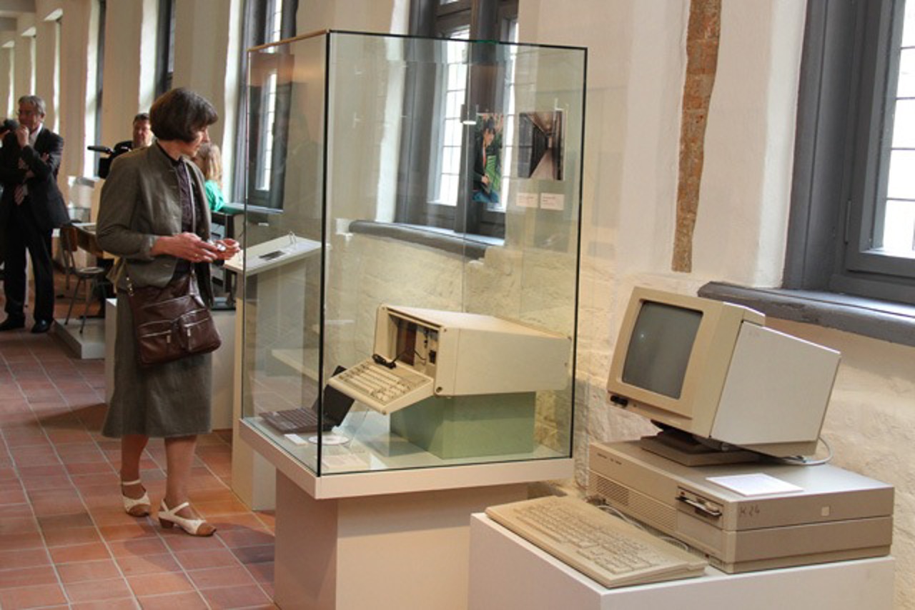 EC 1834, im Hintergrund der erste portable PC, ein IBM 5155 aus dem Jahr 1984