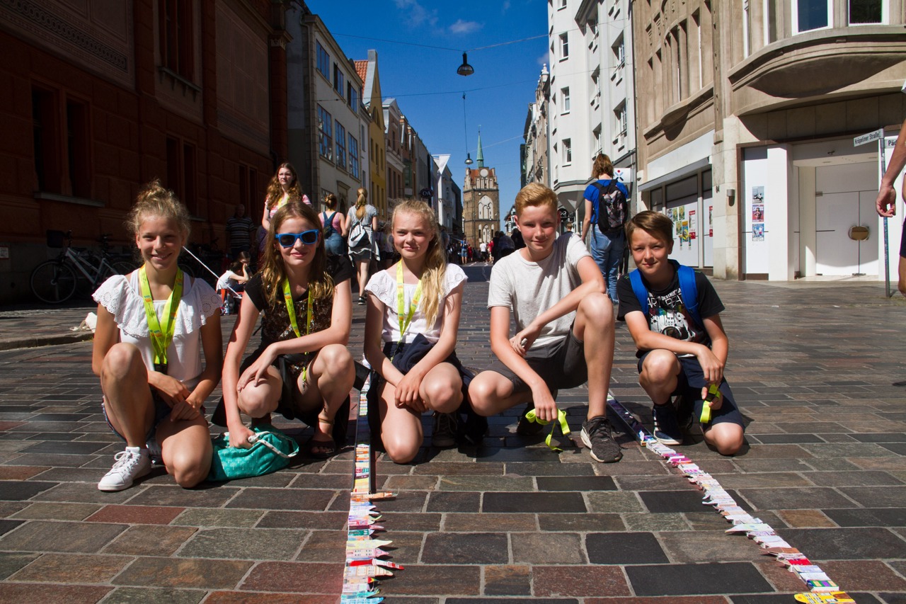 Annemarie, Marlene, Bina, Len und Jonas vom CJD gehören zu den 550 Schülern, die sich an der Kunstaktion zum 800. Stadtjubiläum beteiligten.