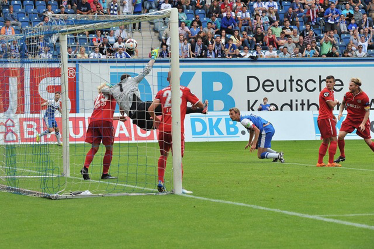 Hansa-Kapitän Christian Stuff scheitert an SVWW-Keeper Markus Kolke