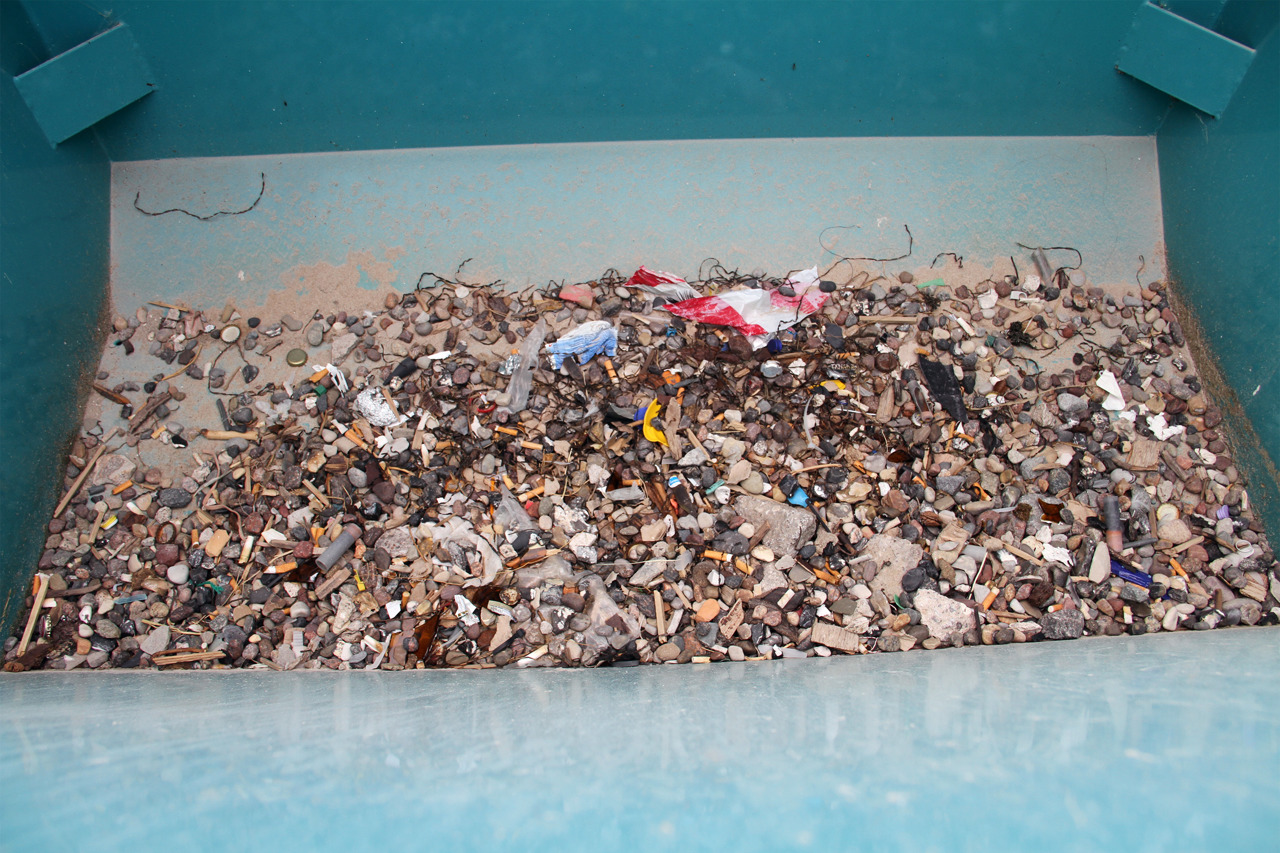 Plastikmüll, Kronkorken und Zigarettenkippen filtert das neue Strandreinigungsgerät in Warnemünde aus dem Sand