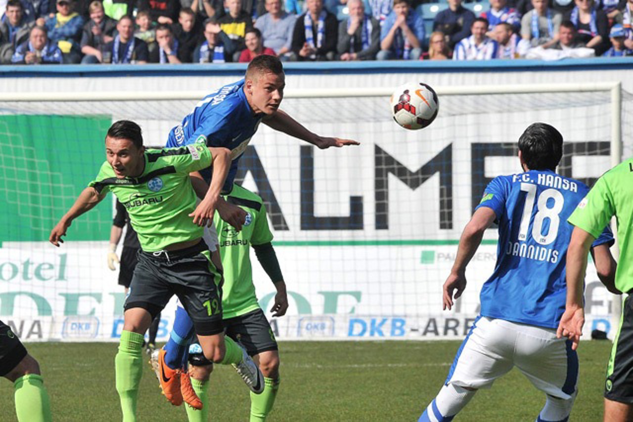 Max Christiansen (Hansa Rostock) im Kopfball-Duell mit Andreas Ivan (Stuttgarter Kickers)