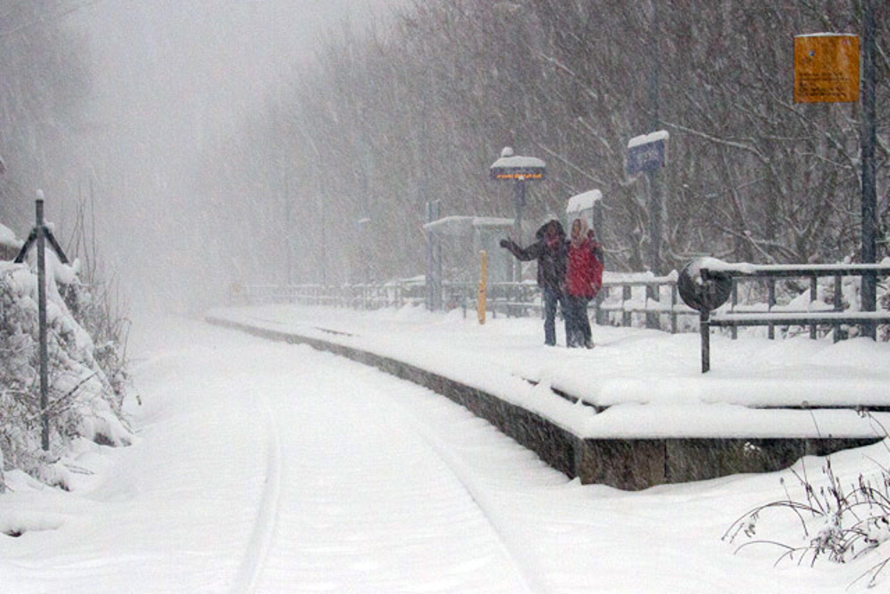 Der Bahnhof Thierfelder Straße im dichten Schneetreiben