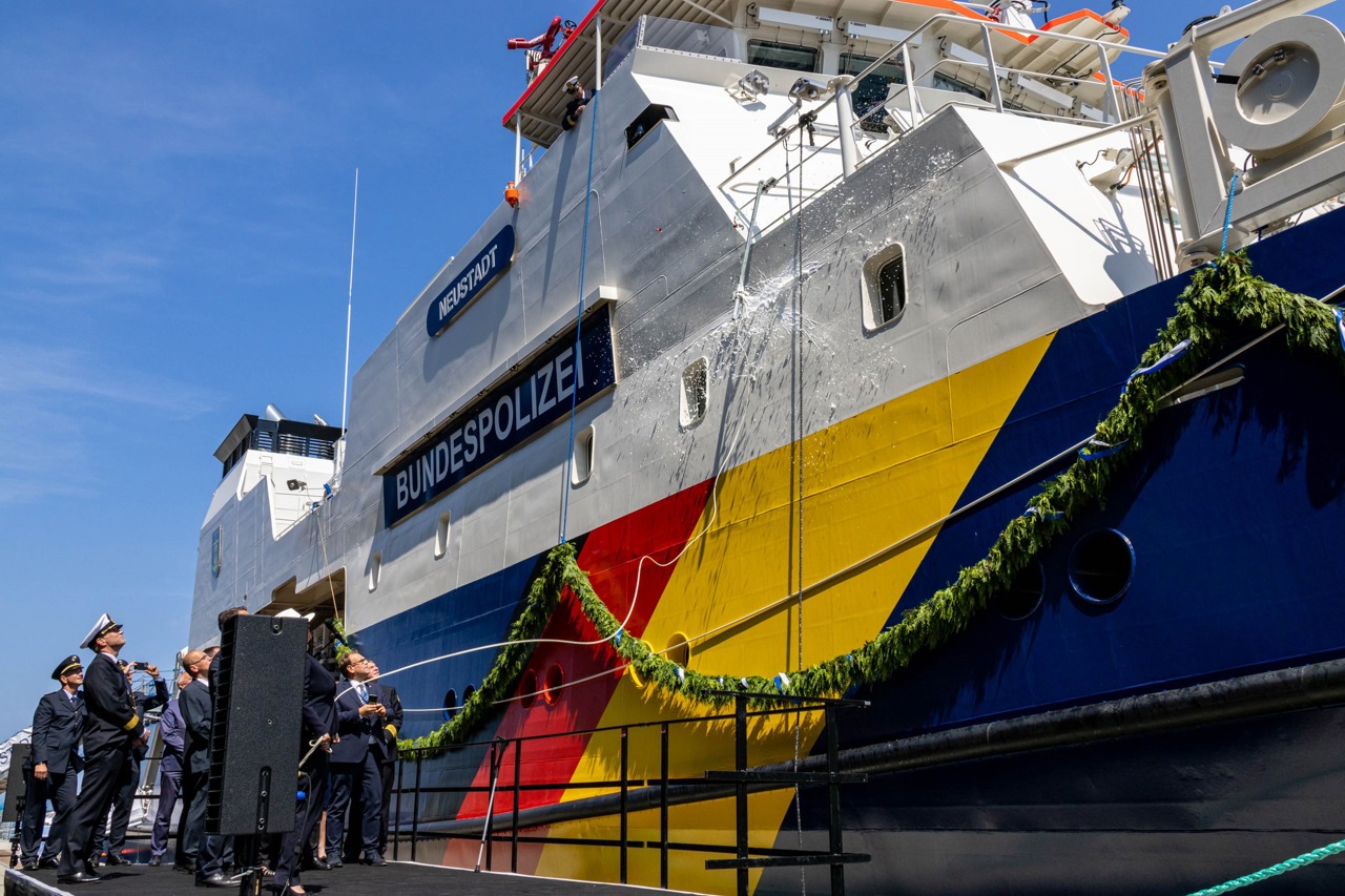Taufe der BP 84 „Neustadt“ in Warnemünde: Die Sektflasche zerbrach erst beim zweiten Versuch.