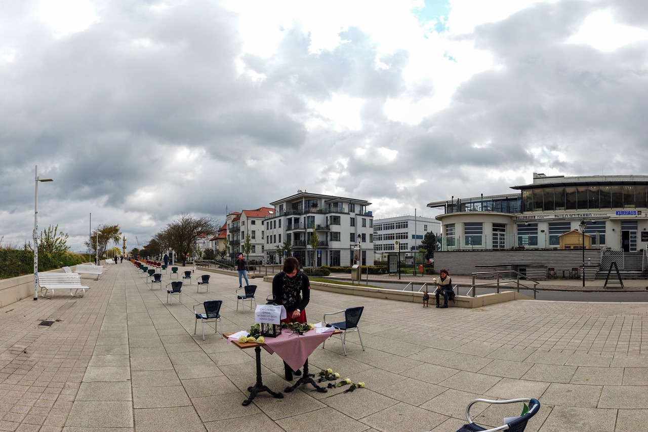 Leere Stühle auf der Promenade vor dem Kurhaus Warnemünde