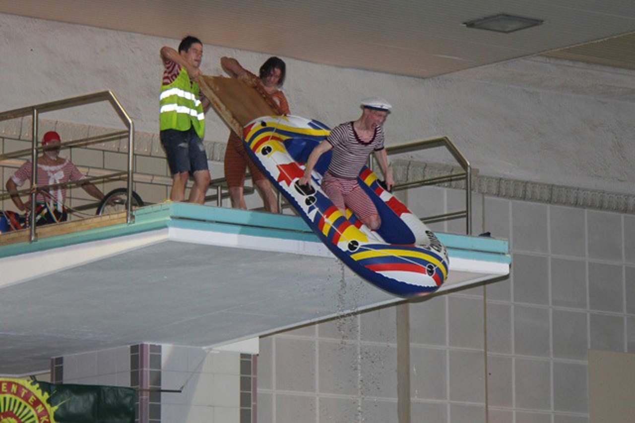 lustige Springer mit Schlauchboot