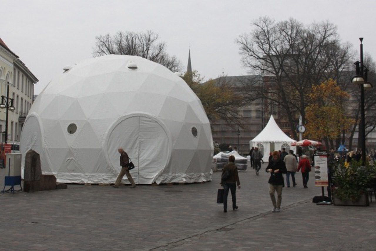 Das neue Zelt der Lichtwoche auf dem Uniplatz