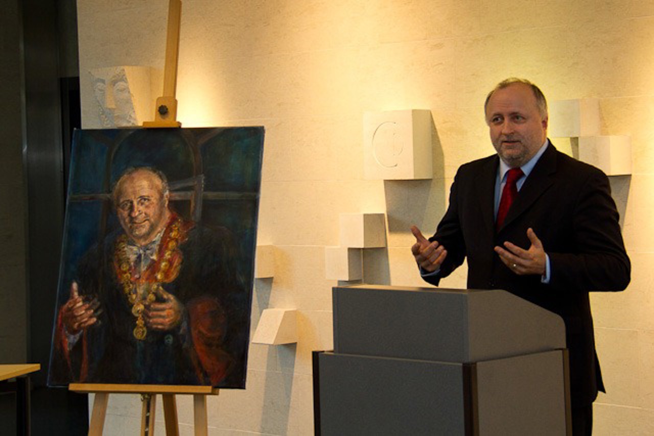 Thomas Strothotte neben seinem Porträt