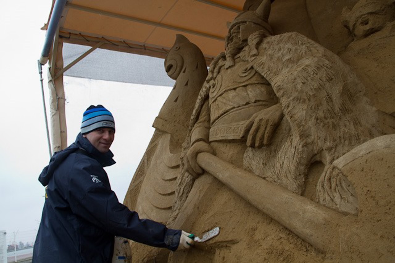 Andrey Molokov bei der Warnemünder Sandwelt