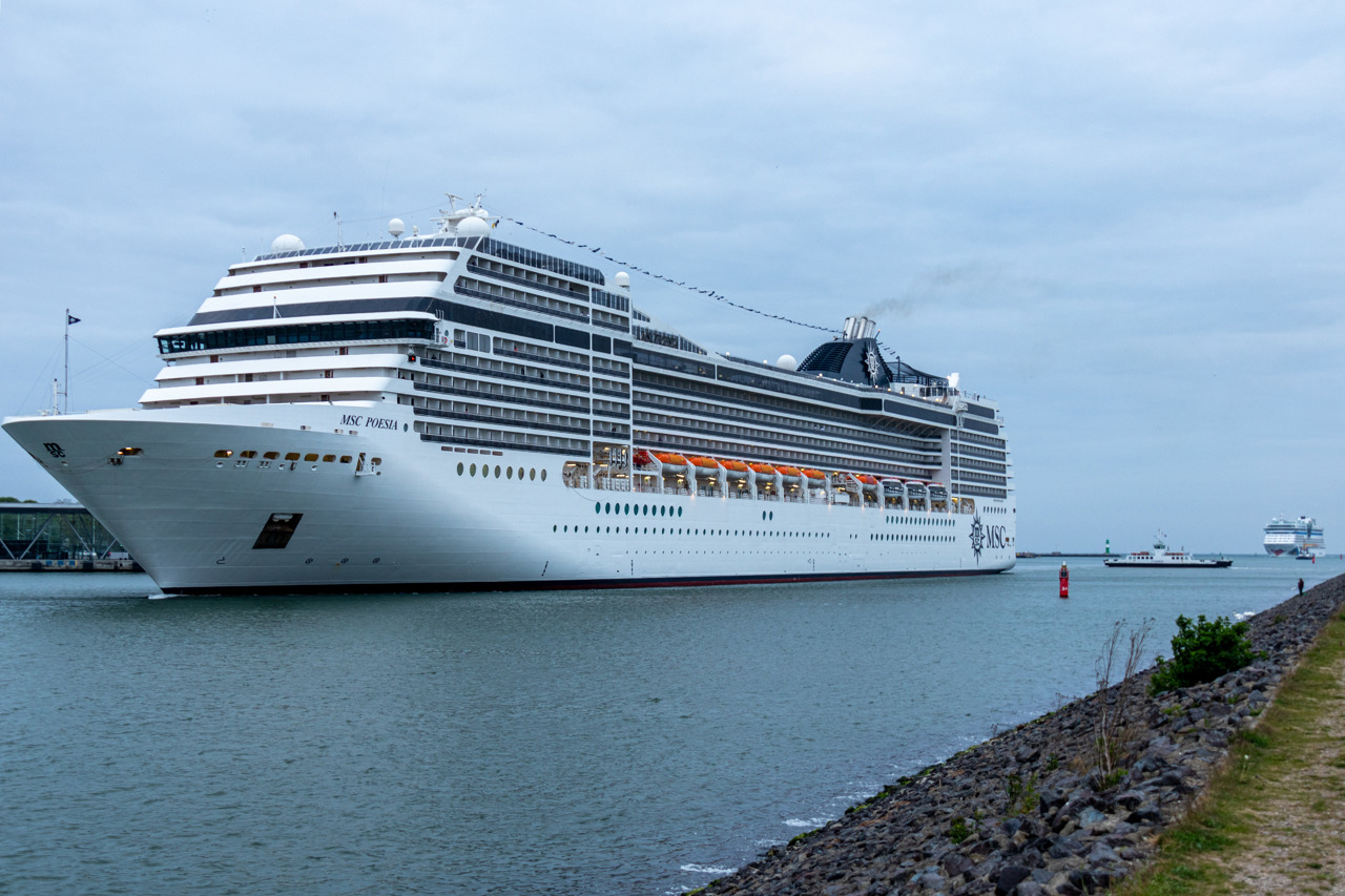 MSC Poesia einlaufend in Warnemünde, dahinter die AIDAdiva