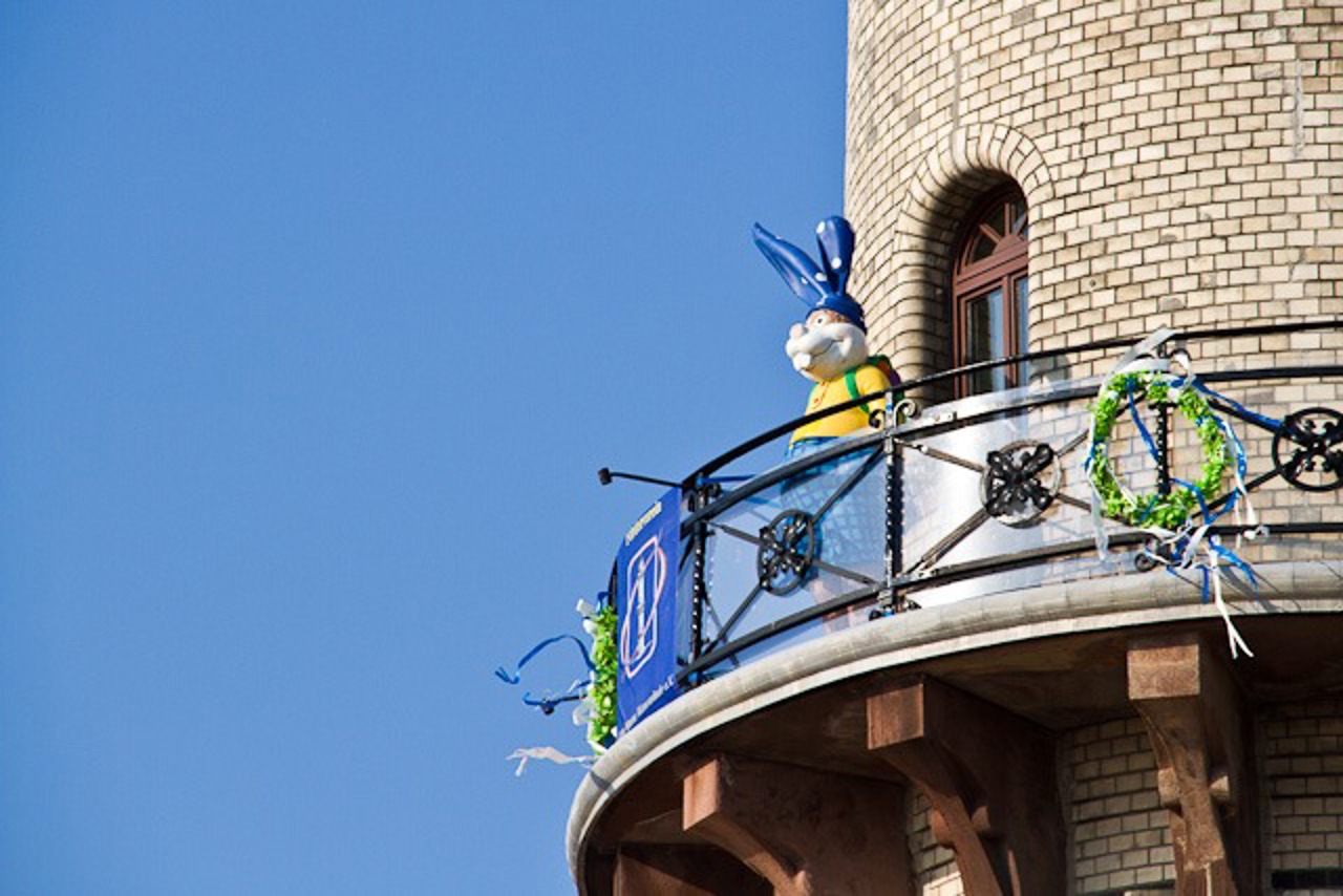 Der Osterhase fängt sich auf dem Leuchtturm die ersten Sommersprossen ein.