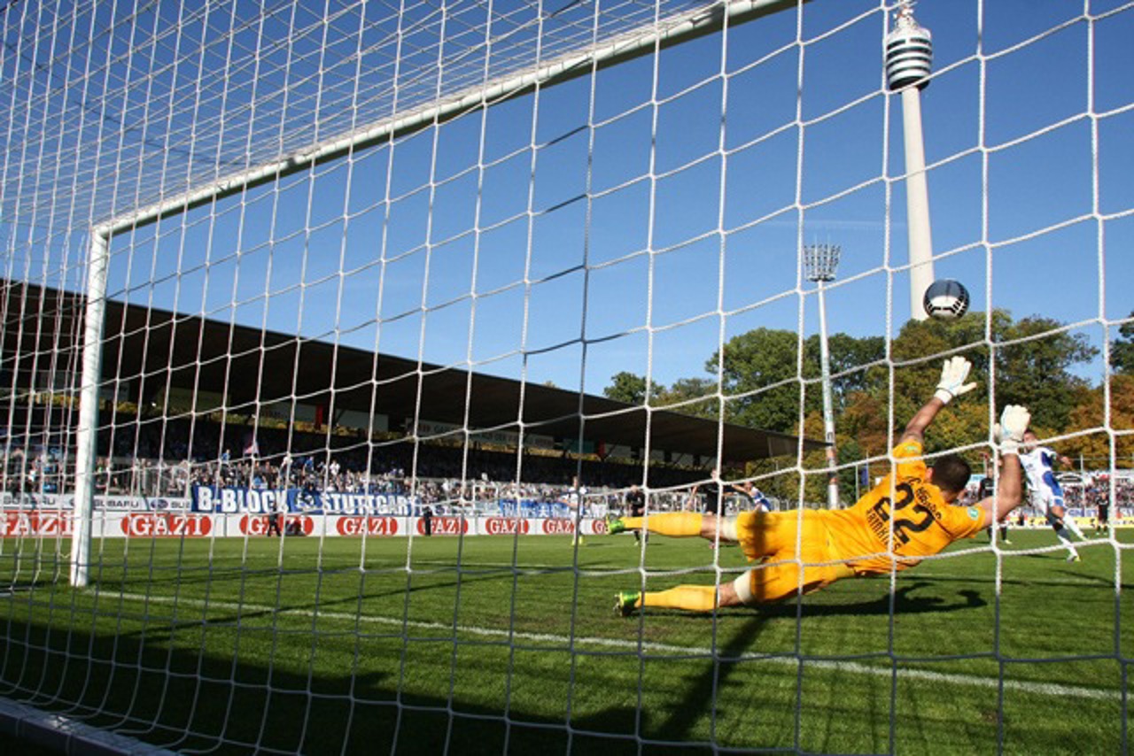 Johannes Brinkies (Hansa Rostock) kann den Elfmeter von Enzo Marchese (Stuttgarter Kickers) nicht halten