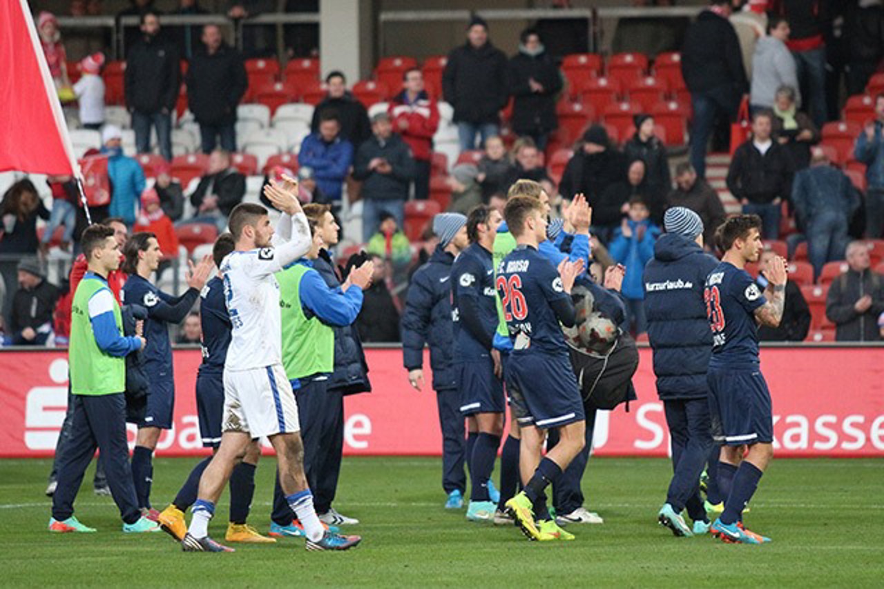 Die Hansa-Spieler bedanken sich nach dem Spiel gegen Cottbus bei den mitgereisten Fans