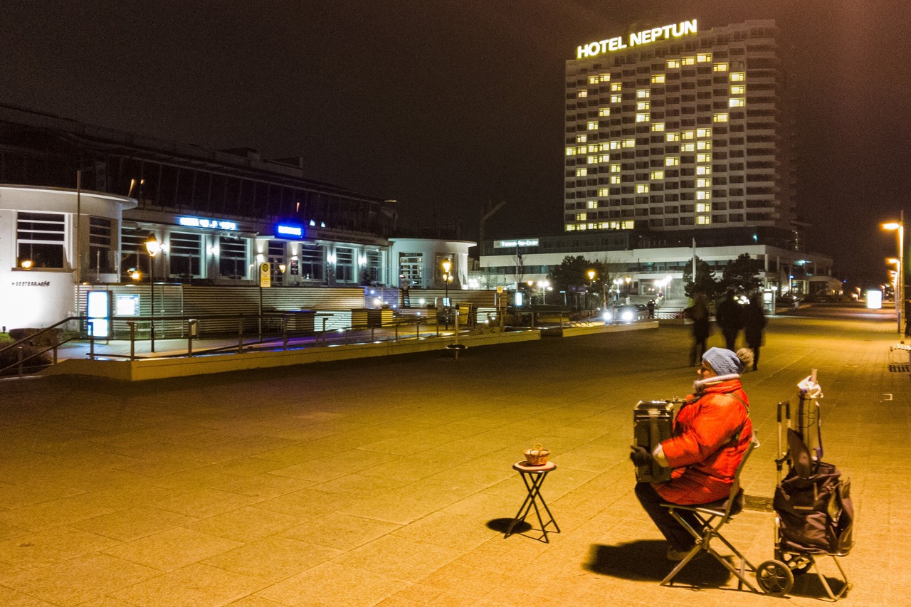 Silvester 2020 in Warnemünde - Straßenmusik auf der fast menschenleeren Promenade