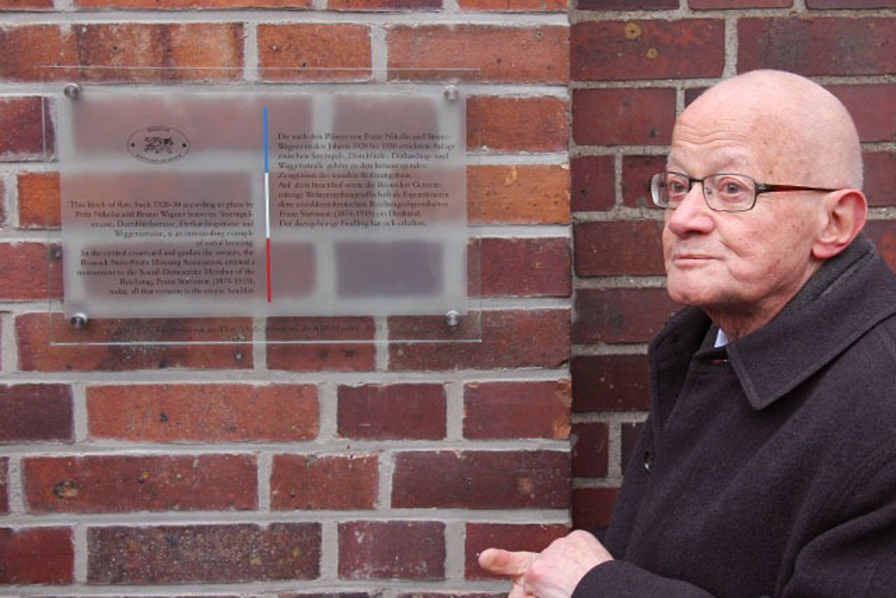 Dr. Peter Schulz mit der Erinnerungstafel