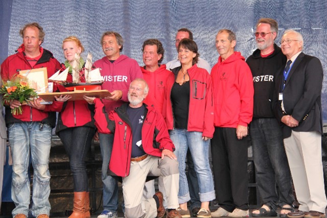 Crew der „Twister” bei der Siegerehrung während der Hanse Sail 2010