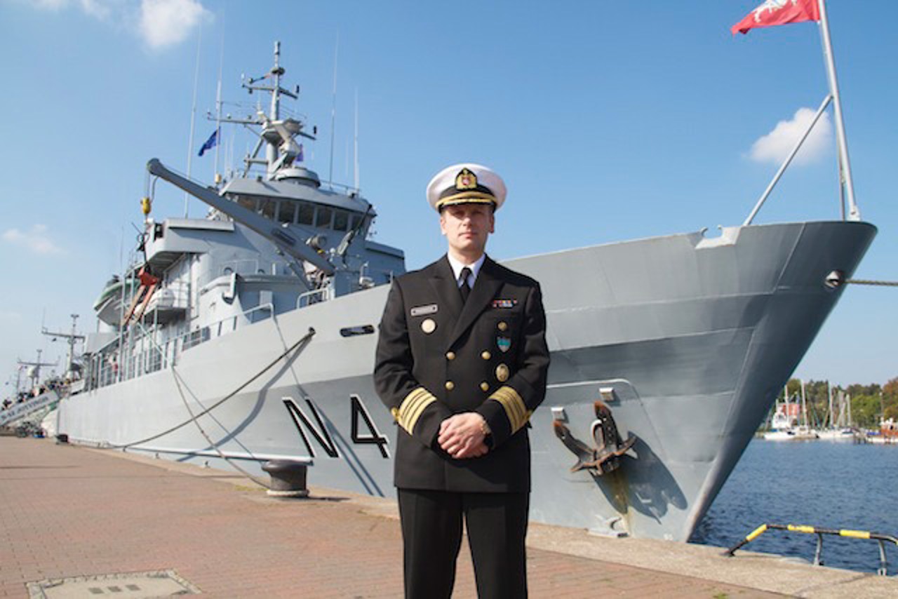 Commander Giedrius Premeneckas, Kommandeur des Nato-Minenabwehrverbandes, lädt zum Open Ship in den Rostocker Stadthafen ein