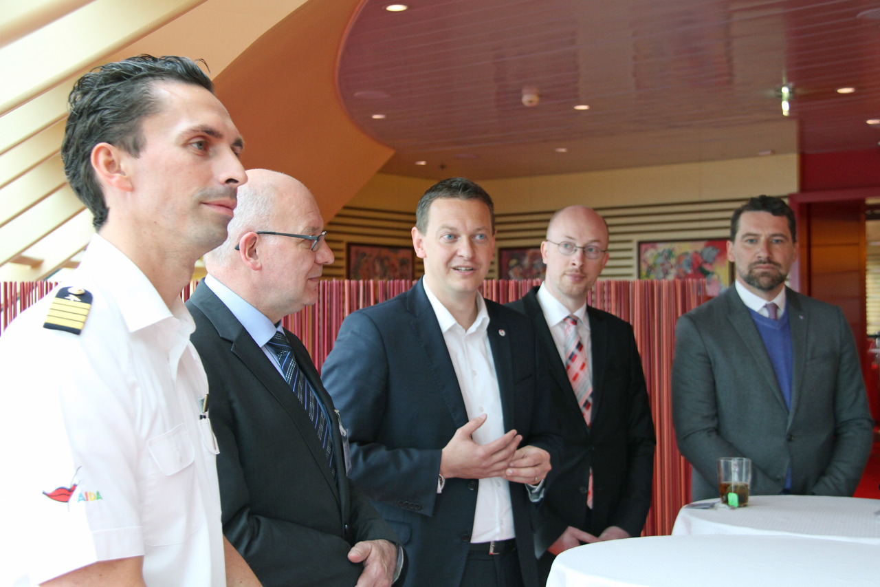 Kapitän Falk Bleckert, Oberbürgermeister Roland Methling, Aida-Chef Felix Eichhorn, Infrastrukturminister Christian Pegel und Hero-Geschäftsführer Jens Aurel Scharner