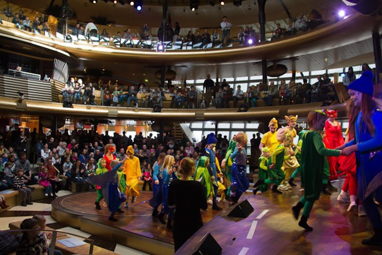Familientag für die AIDA-Mitarbeiter im Theatrium der AIDAstella
