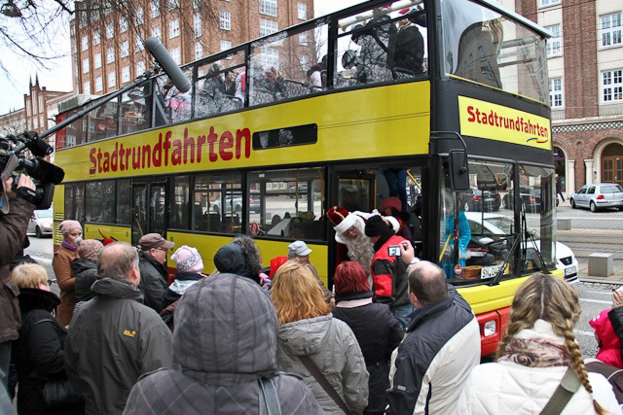 Mit einem Doppelstockbus gelangt der Weihnachtsmann in die Lange Straße-