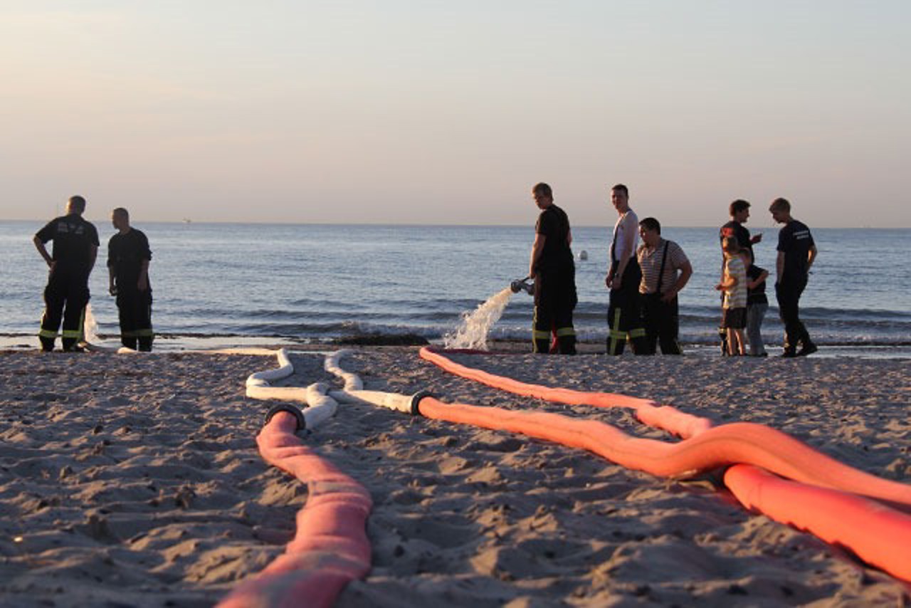Feuerwehreinsatz nach einem Hochwasser am Strand von Warnemünde (Archivfoto)