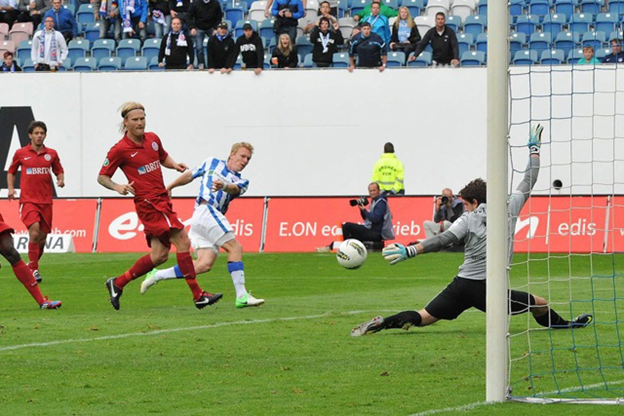 Neuzugang Leonhard Haas (Hansa Rostock) scheitert knapp an Wehen-Keeper Michael Gurski