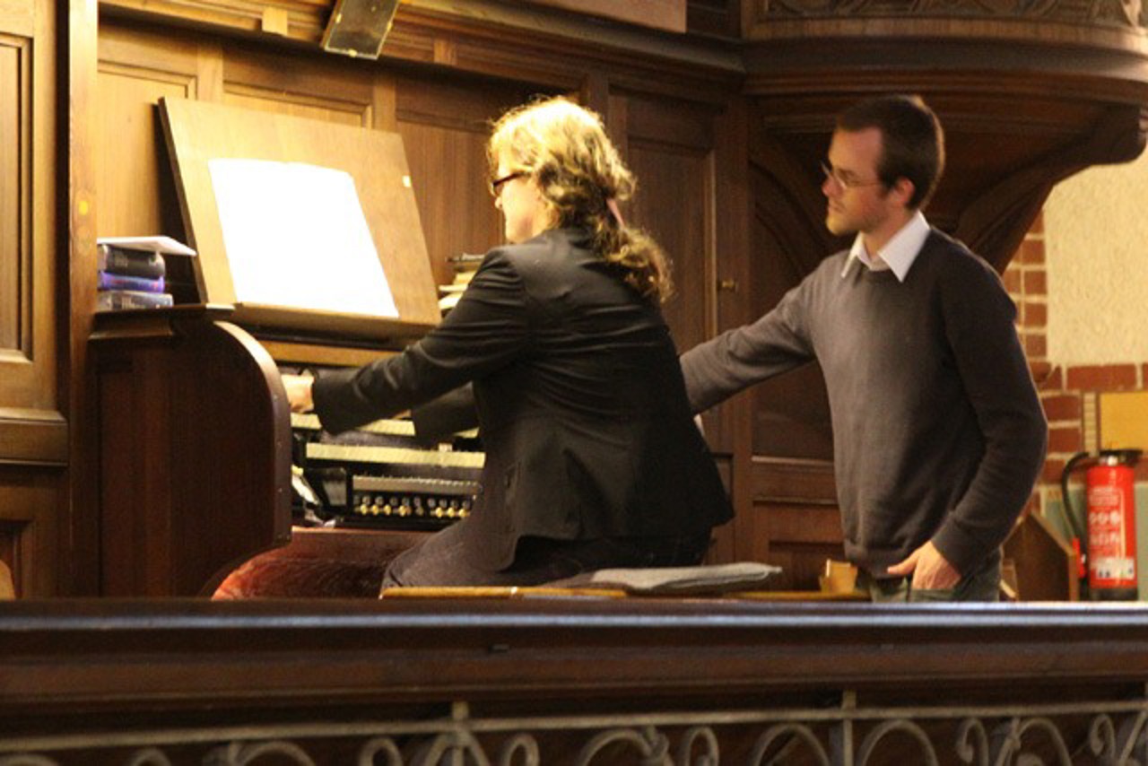 Dorothee Frei an der Orgel